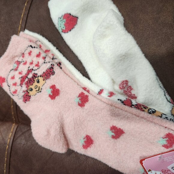 COPY - STRAWBERRY SHORTCAKE Ladies 2 Pair Of Fuzzy Plush Socks - Picture 4 of 5